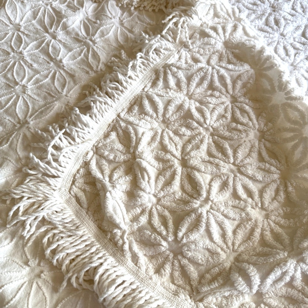 Vintage White Chenille Floral Tufted Bedspread Fringe Trim Full Queen